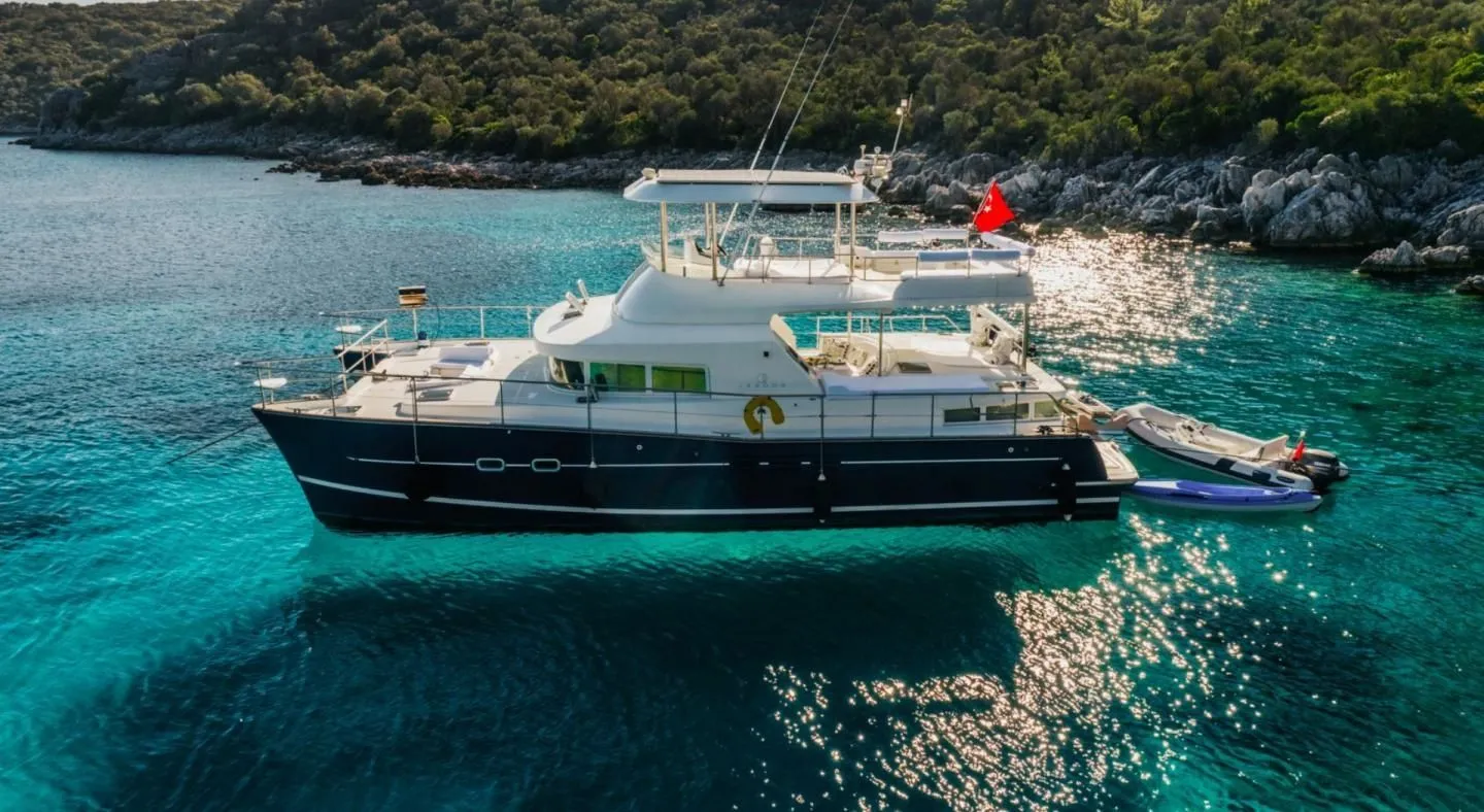 Charter a 13.11m Power Catamaran Lagoon Power 43 in Marmaris - Fotoğraf 1