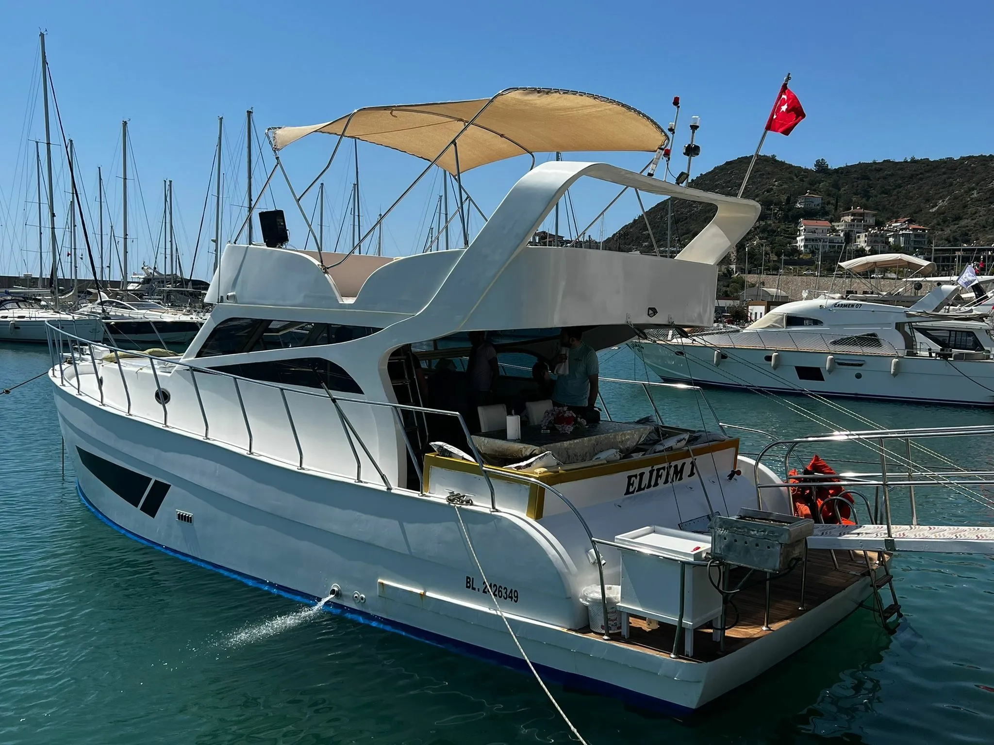 Elifim 1: Stylish Motor Yacht with Flybridge & Paddleboard - Fotoğraf 3