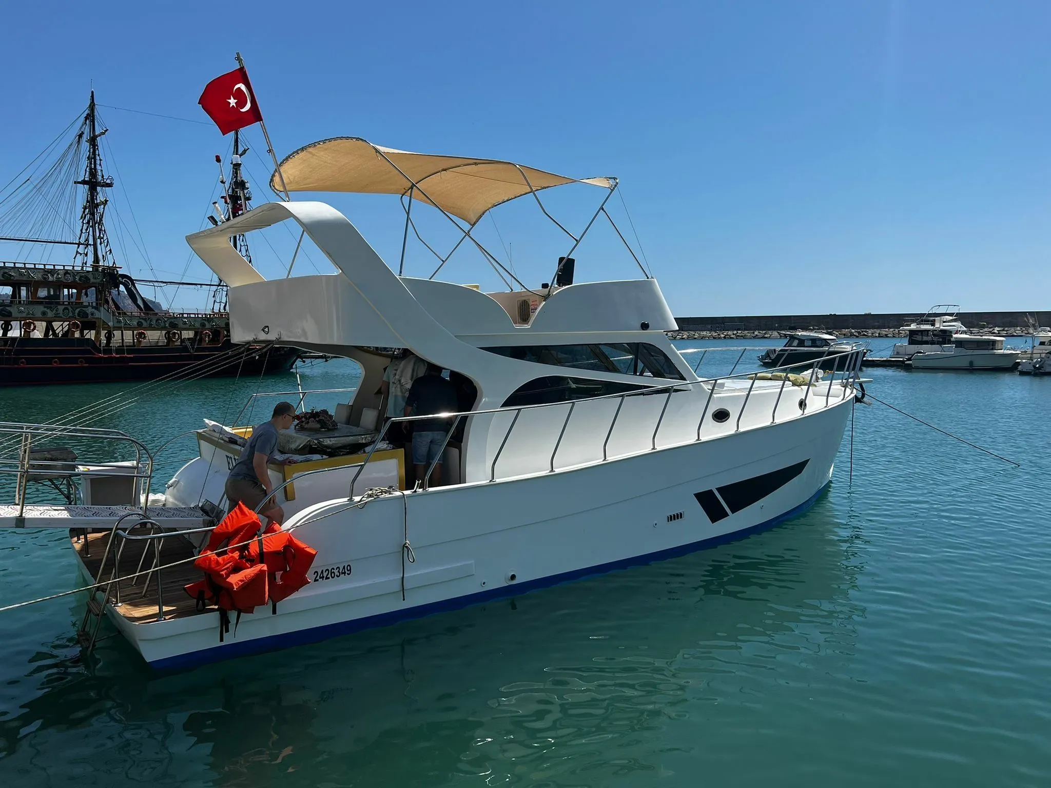 Elifim 1: Stylish Motor Yacht with Flybridge & Paddleboard - Fotoğraf 1