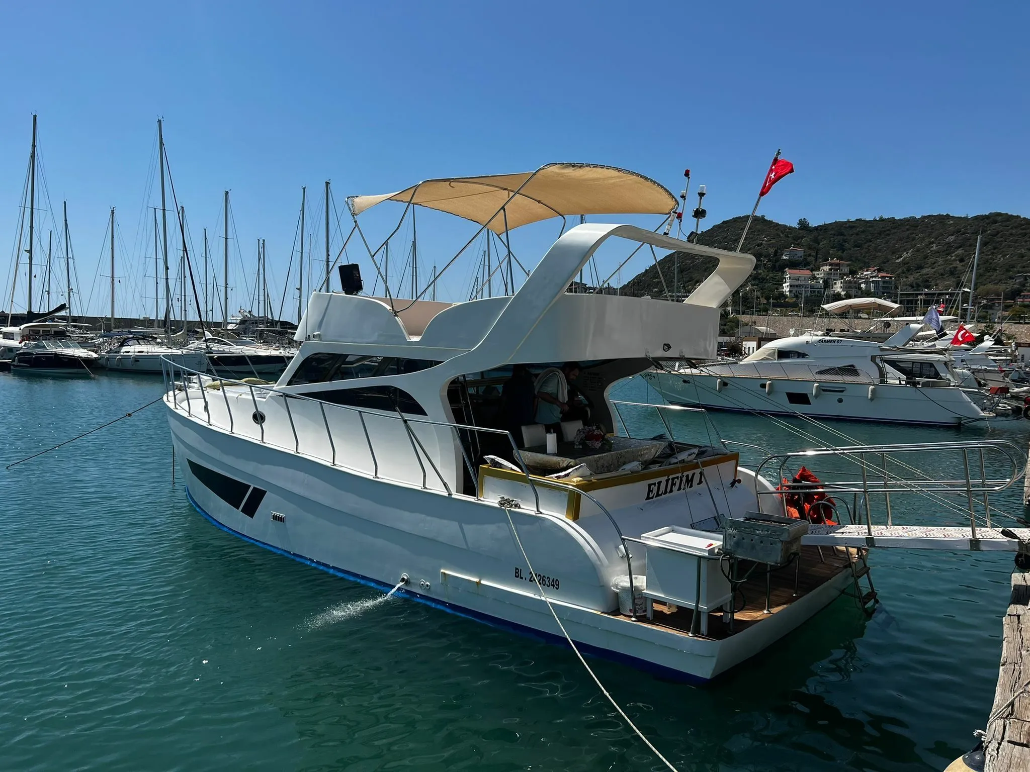 Elifim 1: Stylish Motor Yacht with Flybridge & Paddleboard - Fotoğraf 4