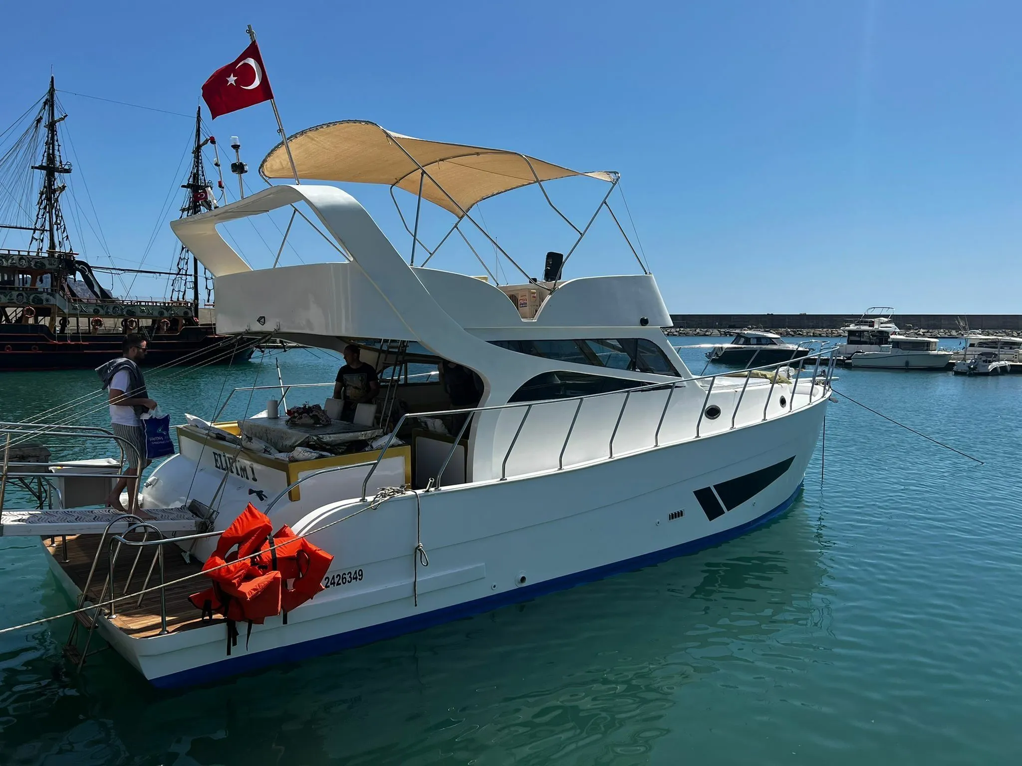 Elifim 1: Stylish Motor Yacht with Flybridge & Paddleboard - Fotoğraf 2
