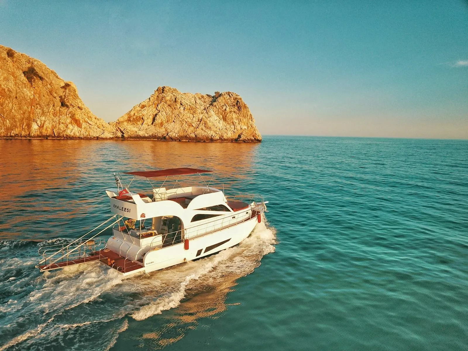 Khaleesi: Stylish 2022 Motor-Yacht with Paddleboarding - Fotoğraf 4