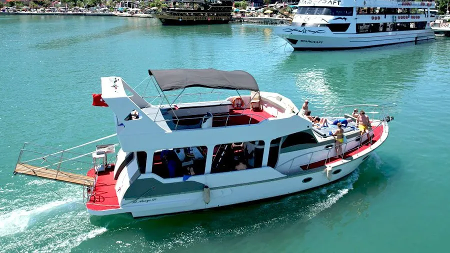 Tanyeli: 2024 Yenilenmiş Motor-Yacht Konforu - Fotoğraf 1