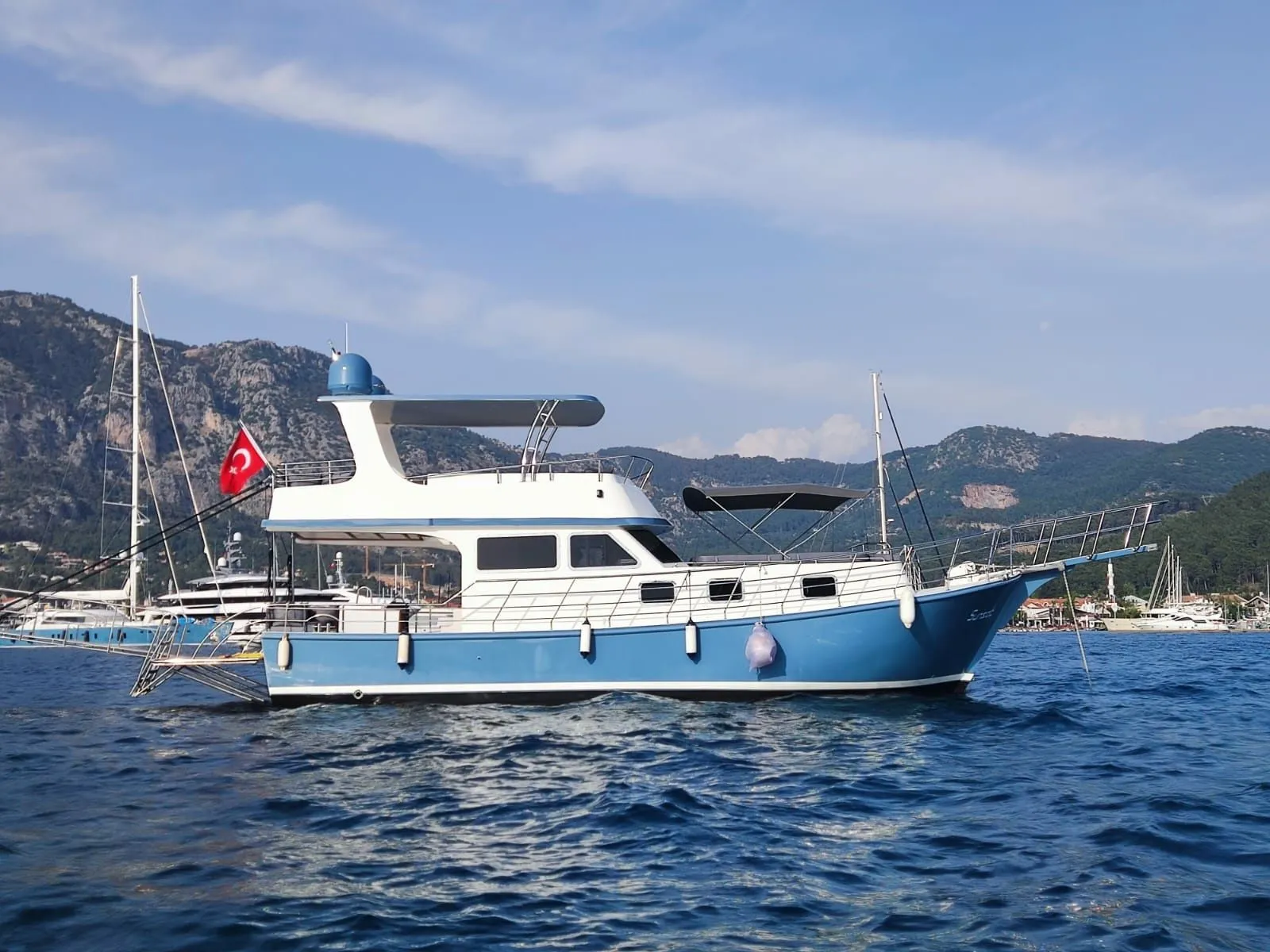Göcek Kiralık 2 Kabinli 13m Motoryat - Fotoğraf 1