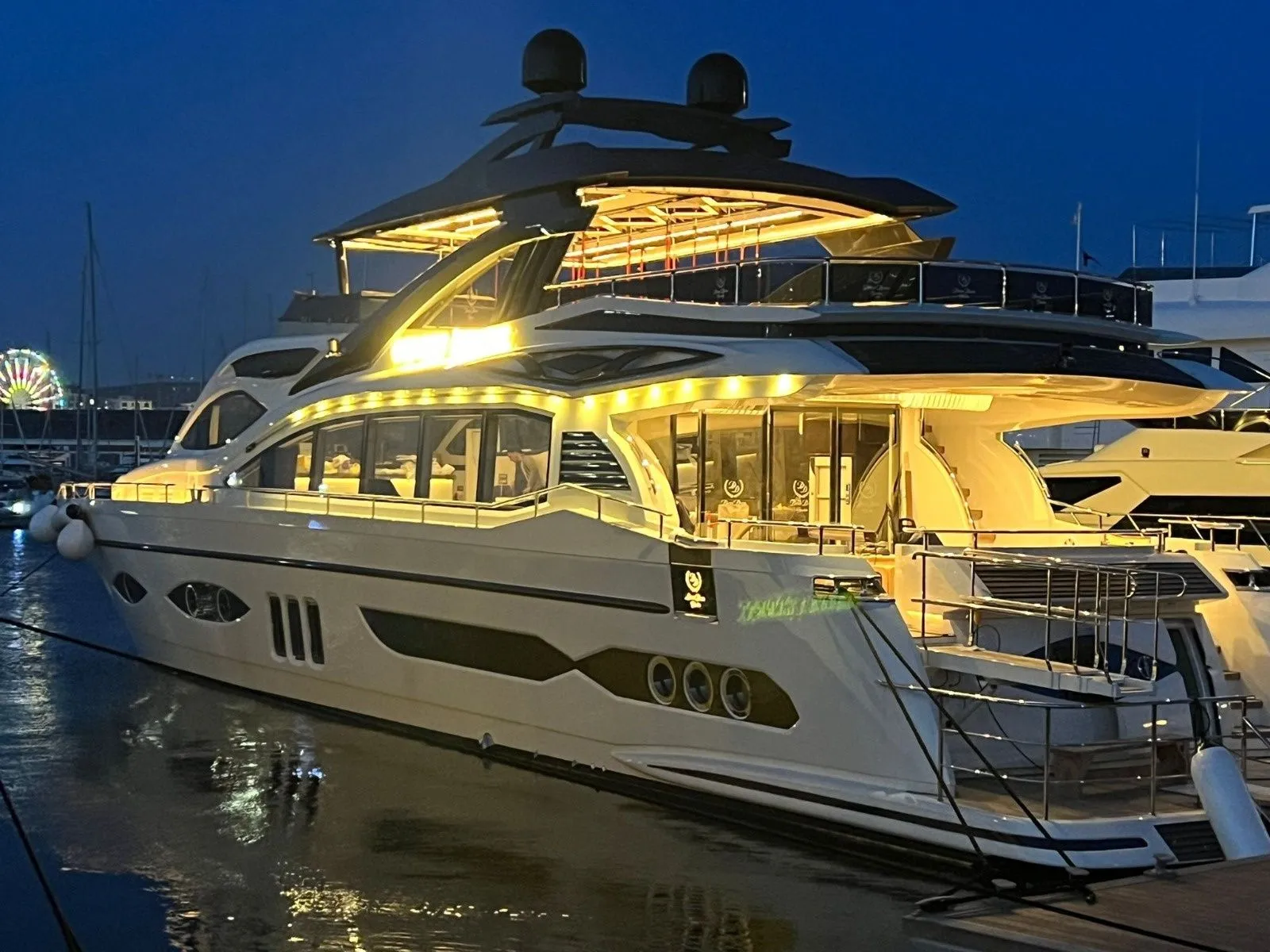 Den Den: Luxus & Komfort auf 35m Motor-Yacht - Fotoğraf 3