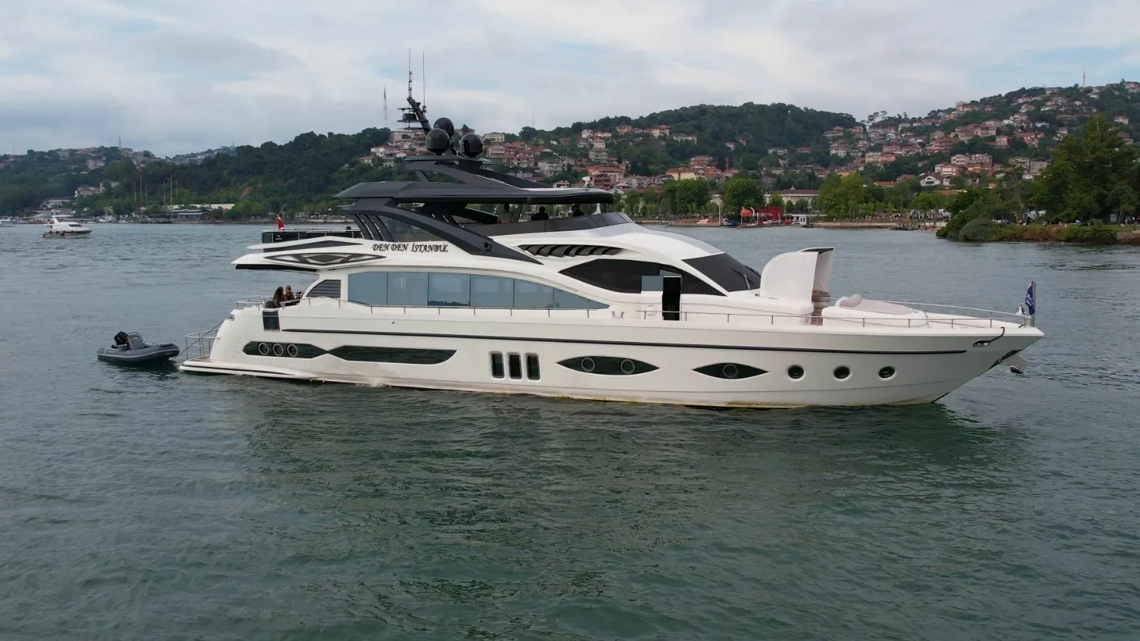 Den Den: Luxus & Komfort auf 35m Motor-Yacht - Fotoğraf 2
