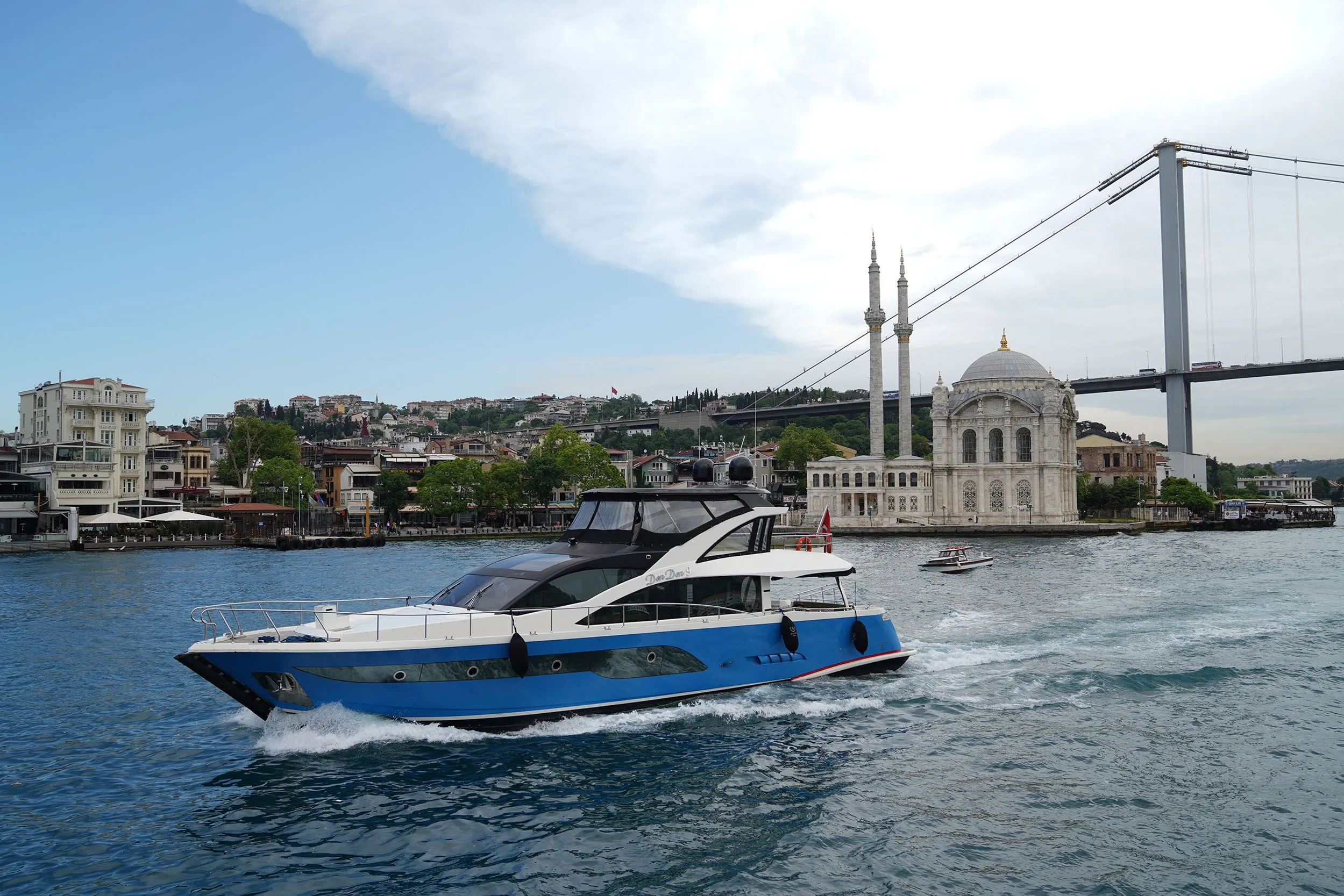 Den Den 9: 2023 Yenilenmiş Konforlu Motor-Yacht - Fotoğraf 1
