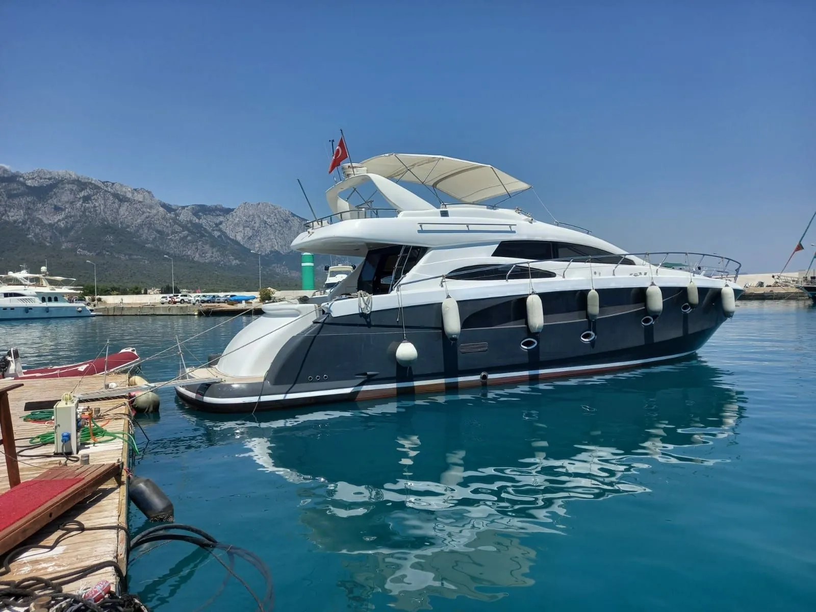 Medusa 1: Stylish 3-Cabin Motor Yacht with Flybridge - Fotoğraf 1