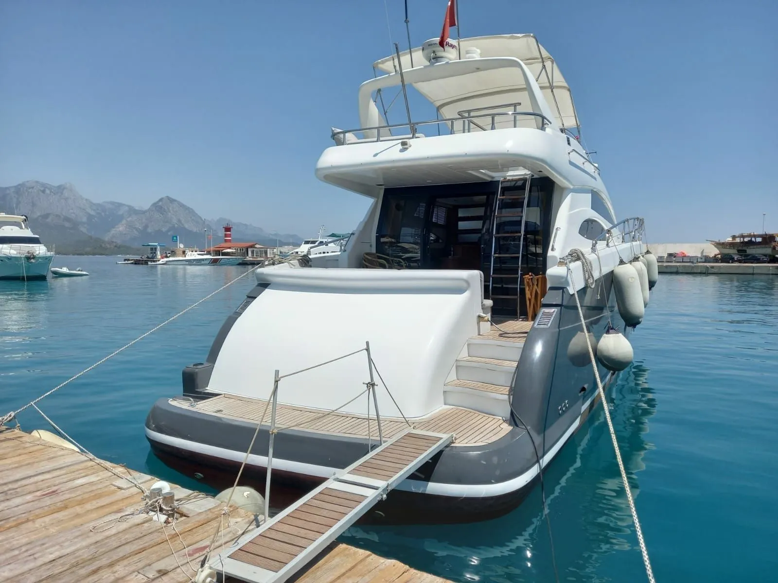 Medusa 1: Stylish 3-Cabin Motor Yacht with Flybridge - Fotoğraf 5