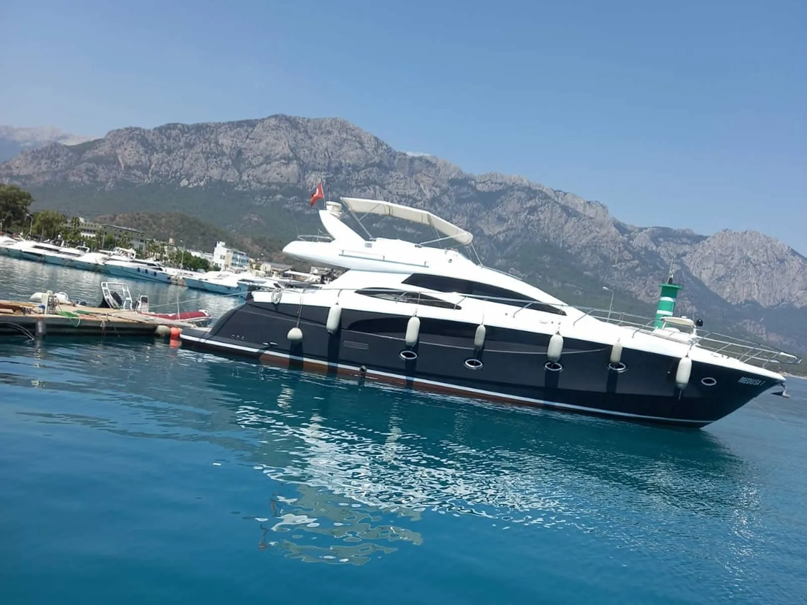 Medusa 1: Stylish 3-Cabin Motor Yacht with Flybridge - Fotoğraf 3