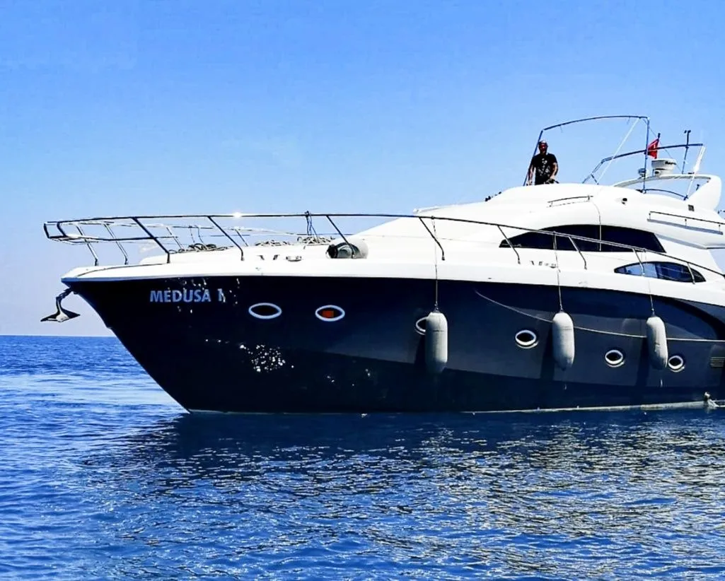 Medusa 1: Stylish 3-Cabin Motor Yacht with Flybridge - Fotoğraf 4