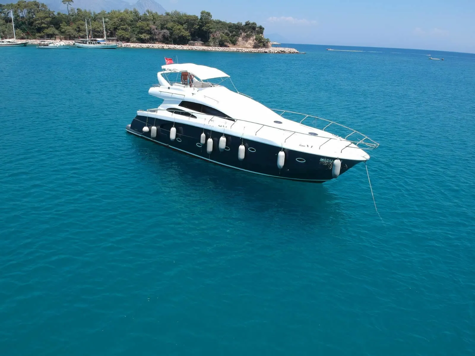 Medusa 1: Stylish 3-Cabin Motor Yacht with Flybridge - Fotoğraf 2