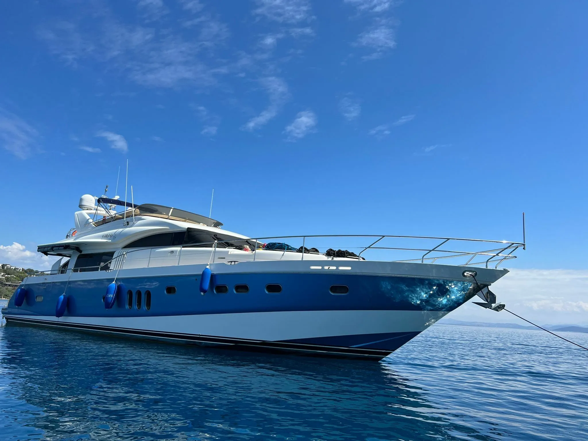 Cielo 75: Luxe Comfort & Flybridge Fun - Fotoğraf 1